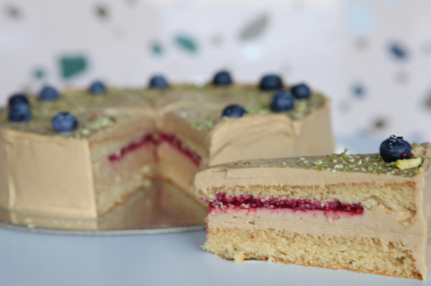 Mandľová torta so slaným karamelom a lesným ovocím