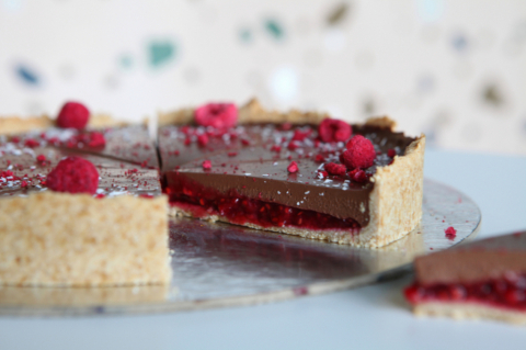 čokoládový tart s malinami v mandľovej "kruste"